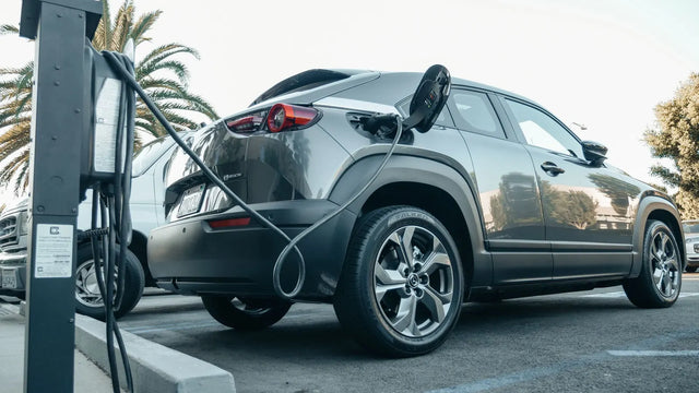 El alza de la bencina dispara 148% la venta de autos electrificados en un solo mes