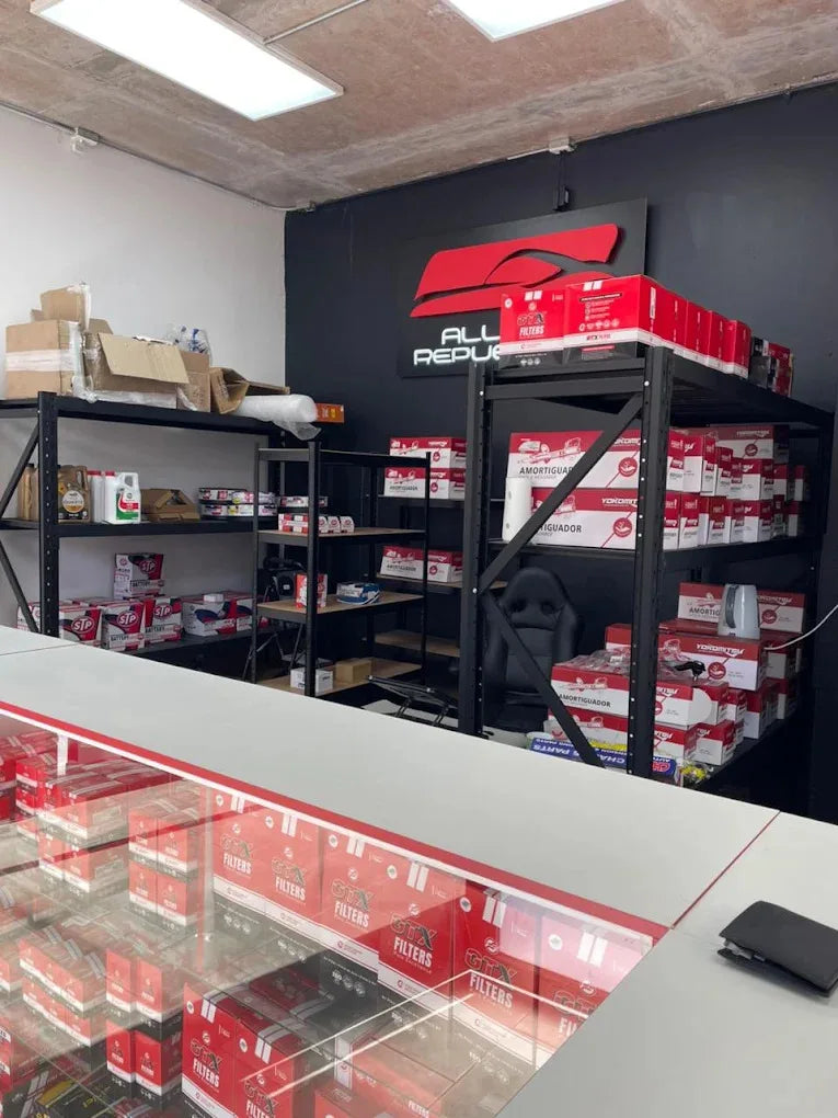 Mostrador y estanterías del local de Allure Repuestos